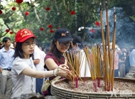 People flock to Hung Kings Temple